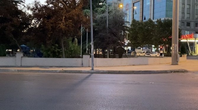 Yol Tartışmasına Giren Sürücülerden Biri, Otomobilini Yayaların Üzerine Sürdü