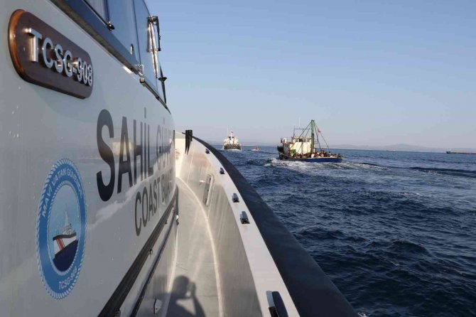İ̇talya Rotası Üzerinde Seyreden Balıkçı Teknesinde 226 Göçmenin Yakalanma Anları Kameralara Yansıdı