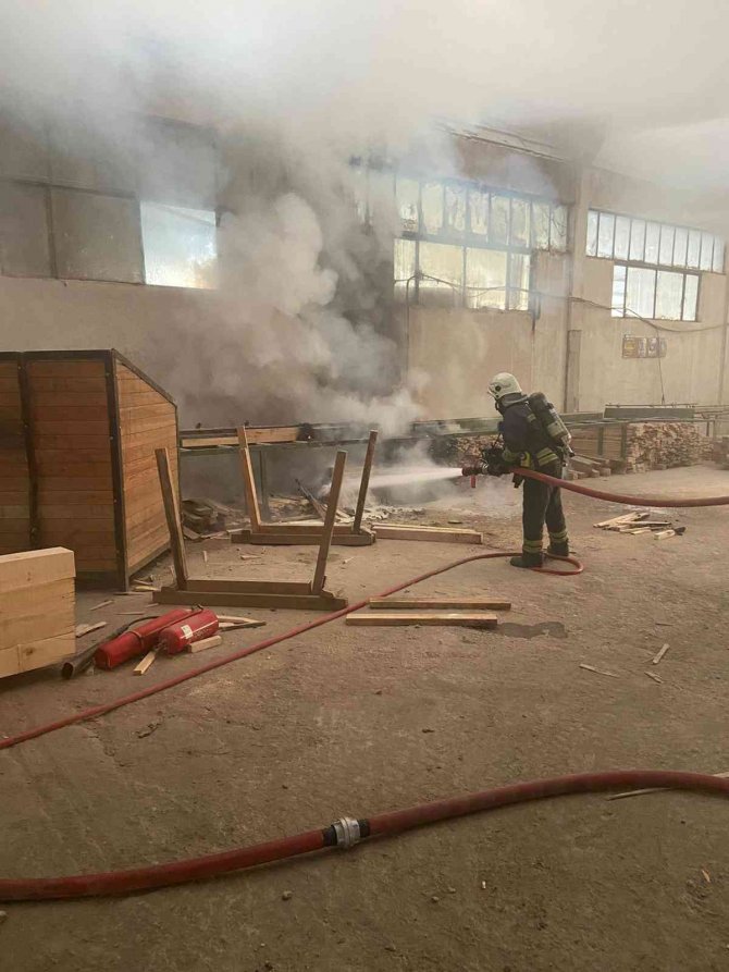 Orman Ürünleri Fabrikasında Çıkan Yangın Büyümeden Söndürüldü