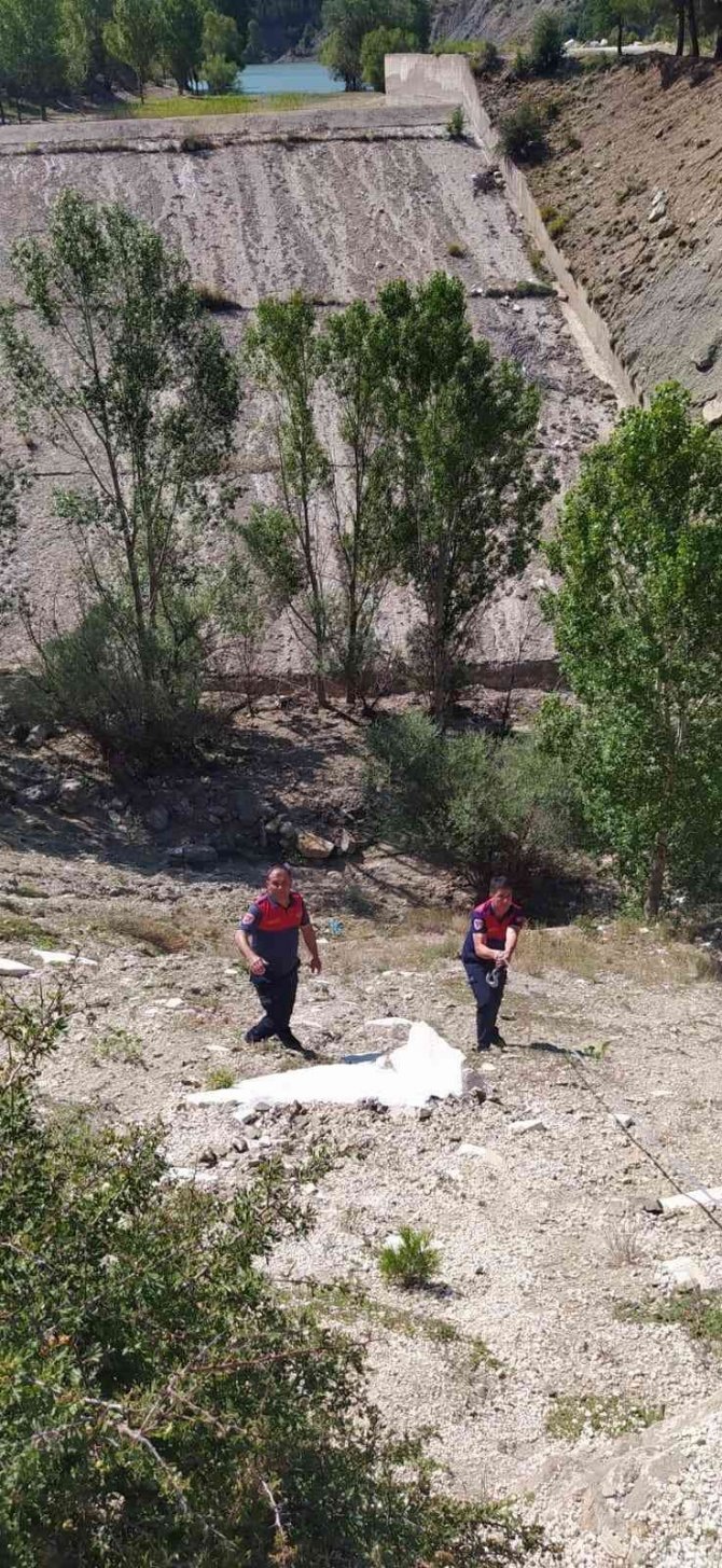 50 Metrelik Uçuruma Yuvarlanan Sürücü Sedye İle Çıkartıldı