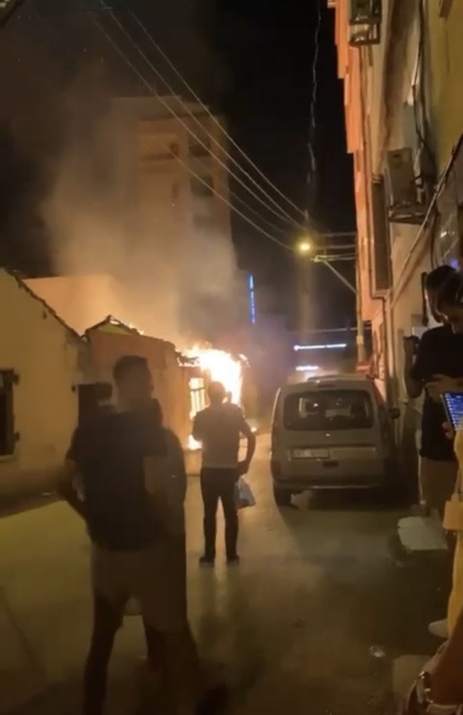 Kullanılmayan Bina Alev Alev Yandı: Mahalleli Sokağa Döküldü
