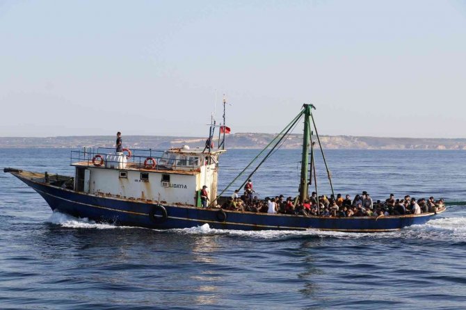 İ̇talya Rotası Üzerinde Seyreden Balıkçı Teknesinde 226 Göçmenin Yakalanma Anları Kameralara Yansıdı