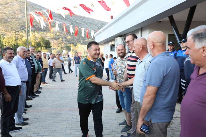 Güzelbağ Spor Alanı Dostluk Maçıyla Açıldı
