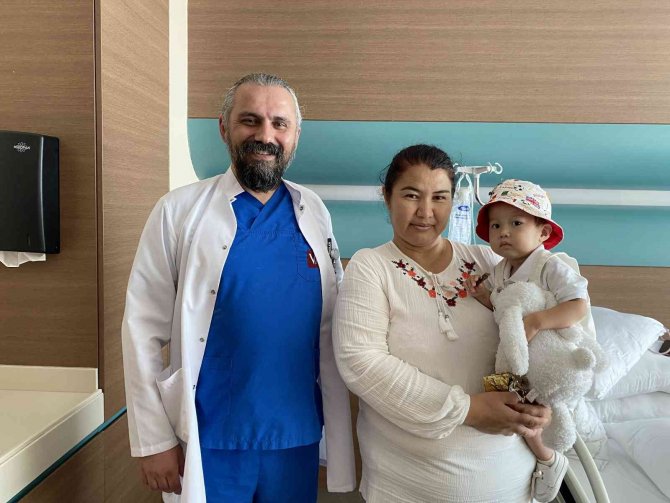 Yemek Borusuz Ve Anüssüz Doğan Bebek Türkiye’de Şifa Buldu