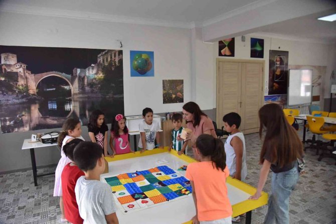 Çocuklar Yaz Bilim Kampında Hem Öğreniyor Hem Eğleniyor