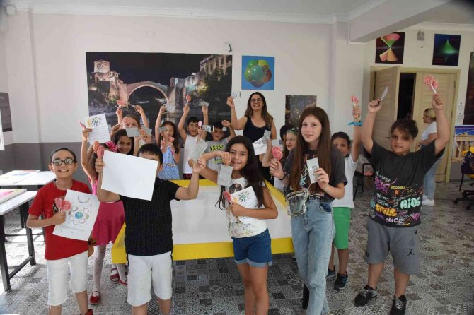 Çocuklar Yaz Bilim Kampında Hem Öğreniyor Hem Eğleniyor