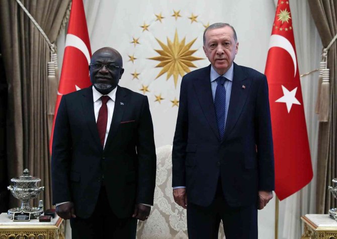 Kongo Demokratik Cumhuriyeti Büyükelçisi İ Rashidi, Cumhurbaşkanı Erdoğan’a Güven Mektubu Sundu