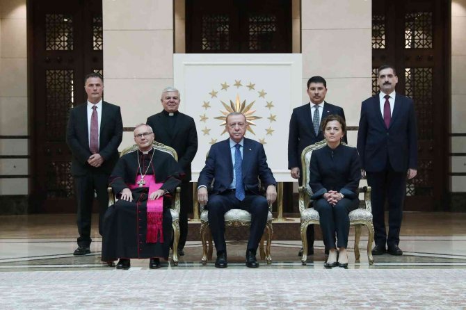Vatikan Büyükelçisi Solczyński’, Cumhurbaşkanı Erdoğan’a Güven Mektubu Sundu