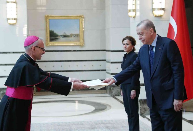 Vatikan Büyükelçisi Solczyński’, Cumhurbaşkanı Erdoğan’a Güven Mektubu Sundu