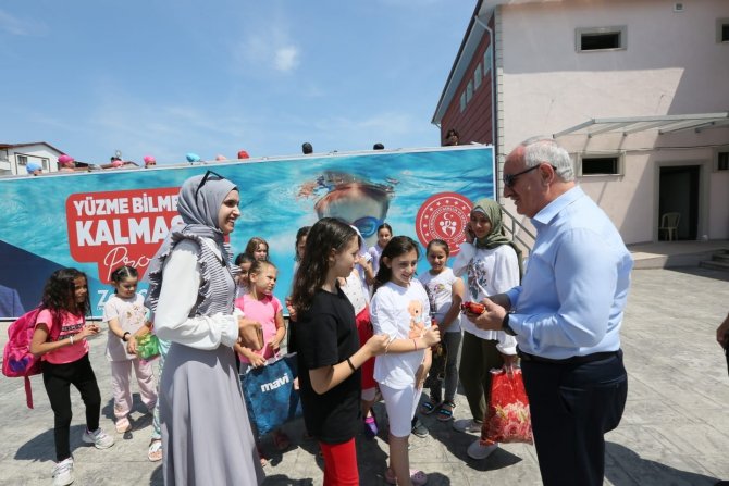 Derince’de Bin 200 Öğrenciye Yüzme Eğitimi