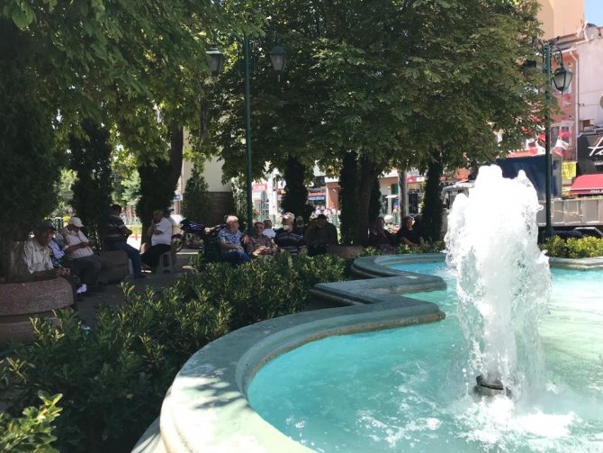 Sıcaklar Bunalttı, Süs Havuzu Kenarları Doldu