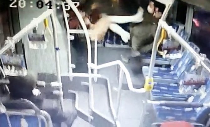 Metrobüste Taciz İddiasına Kadından Tekme Tokat Dayak Kamerada