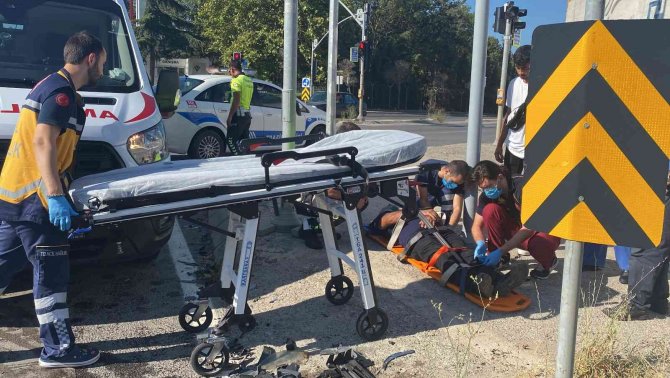 Hafif Ticari Araç İle Otomobil Çarpıştı: 2 Yaralı