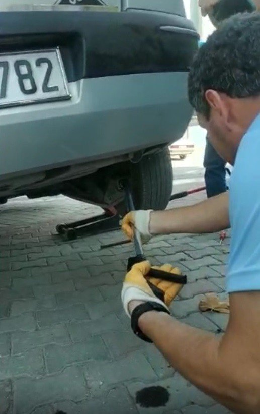 Bursa’da Aracın Aksına Giren Oluklu Kertenkele Operasyonla Çıkarıldı