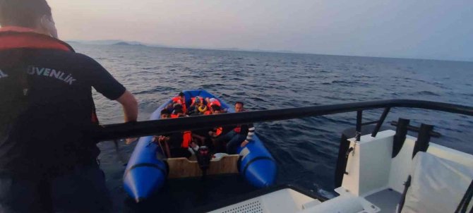İ̇zmir Açıklarında 42 Düzensiz Göçmen Kurtarıldı, 22 Göçmen Yakalandı
