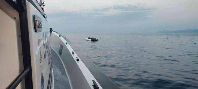 İ̇zmir Açıklarında 42 Düzensiz Göçmen Kurtarıldı, 22 Göçmen Yakalandı