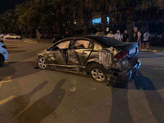 İ̇zmir’de Hızını Alamayan Araç Takla Attı: 2 Yaralı