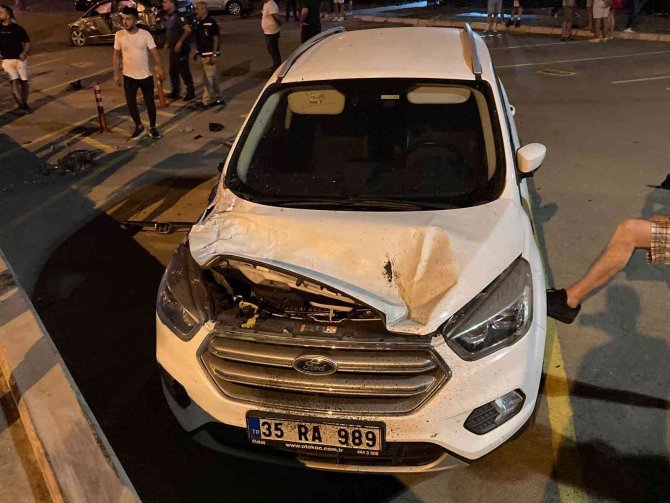 İ̇zmir’de Hızını Alamayan Araç Takla Attı: 2 Yaralı