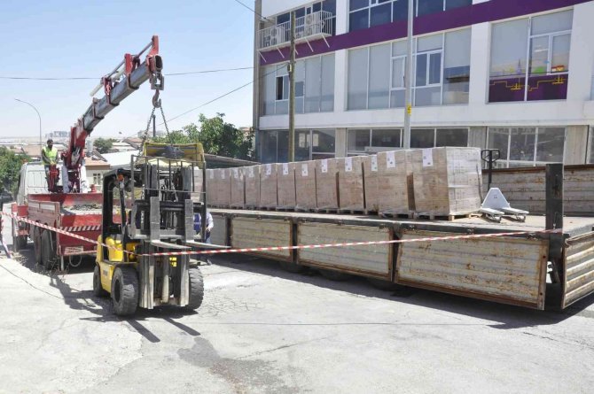 Devrilen Forkliftin Altında Sıkışan Operatör Yaralandı