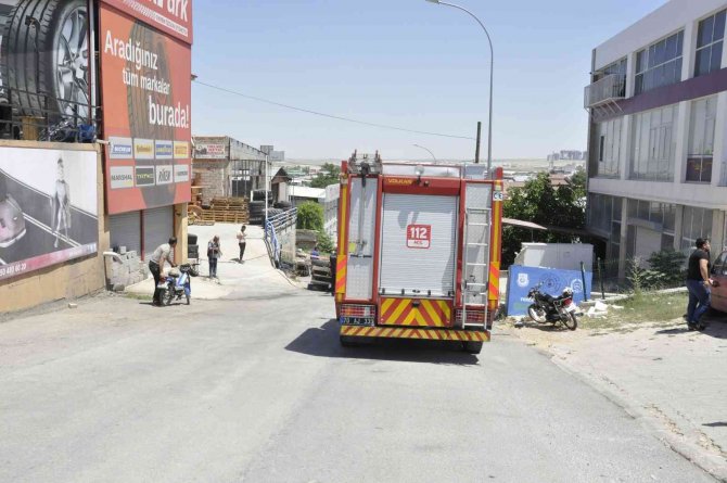 Devrilen Forkliftin Altında Sıkışan Operatör Yaralandı