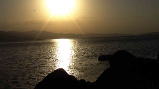 Çıldır Gölü’nde Kartpostallık Gün Batımı