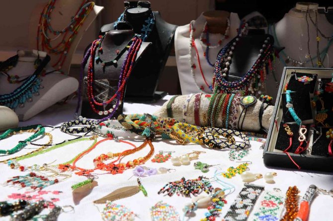 Kırşehir’de El İşi Hazırlanan Ürünler, Kız Çocuklarının Okuması İçin Harcanıyor