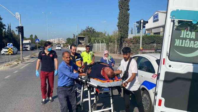 Hafif Ticari Araç İle Otomobil Çarpıştı: 2 Yaralı