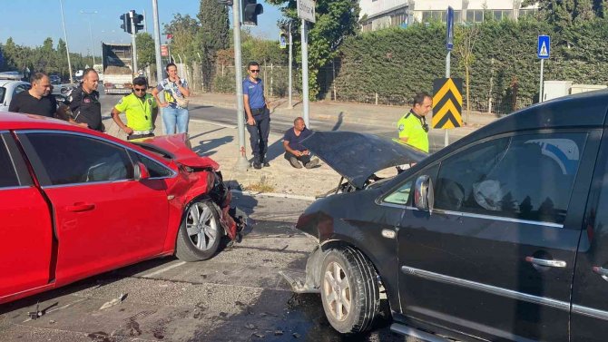 Hafif Ticari Araç İle Otomobil Çarpıştı: 2 Yaralı
