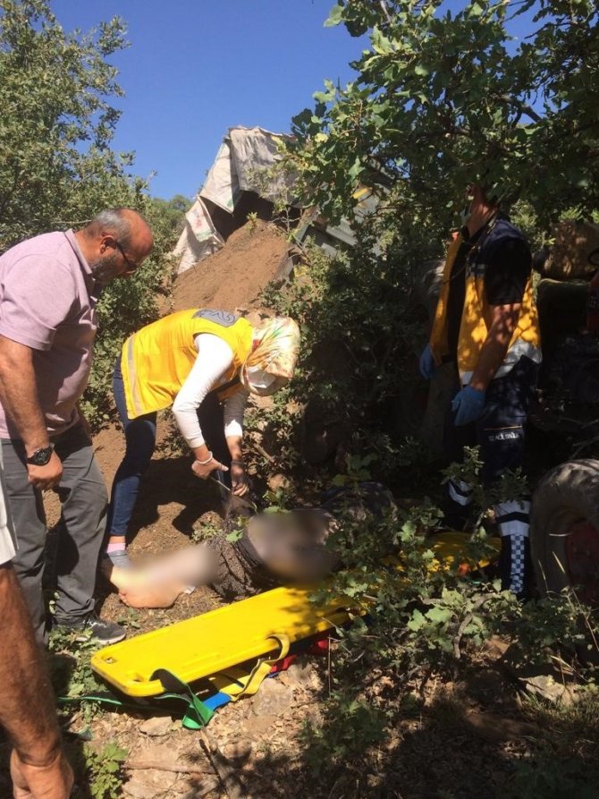 Traktörün Devrilmesi Sonucu Ağır Yaralan Kadın Hayatını Kaybetti