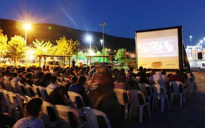 Körfez’de Açık Hava Sinemasına Yoğun İlgi