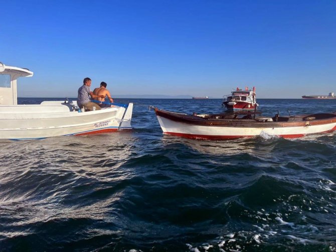 Küçükçekmece Sahilde Alev Alan Tekne Jet Ski İle Söndürüldü