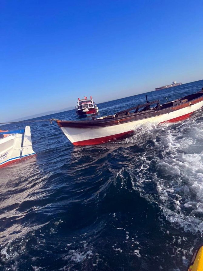 Küçükçekmece Sahilde Alev Alan Tekne Jet Ski İle Söndürüldü