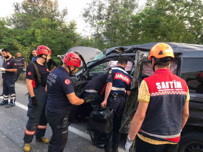 Tır İle Hafifi Ticari Araç Çarpıştı: 2 Yaralı