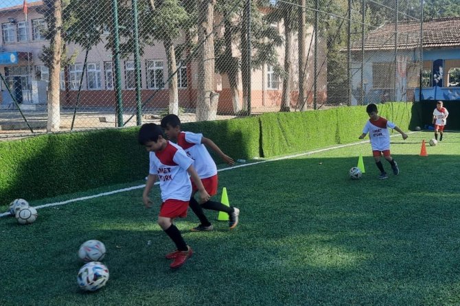 Sarıgöl’de 2013 Doğumlu Çocuklara Futbol Kursu