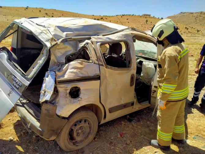 Mardin’de Hafif Ticari Araç Yoldan Çıktı: 3 Yaralı