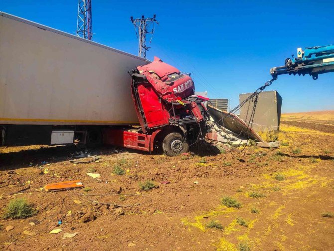 Mardin’de Hurdaya Dönen Tırdan Yara Almadan Kurtuldu