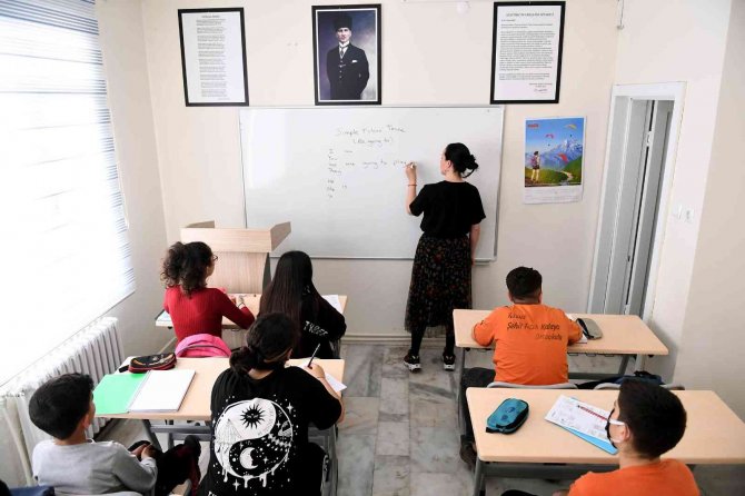 Mersin’deki Kurs Merkezlerinde Öğrenim Desteği Alan Öğrencilerden Büyük Başarı