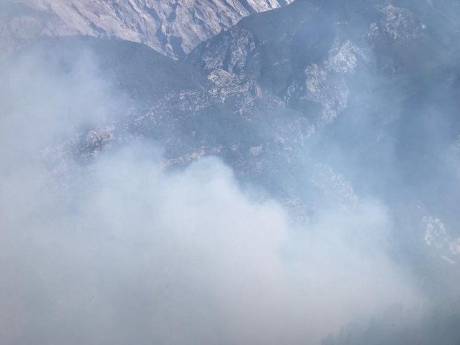 Mersin’deki Orman Yangını Kontrol Altına Alınmaya Çalışılıyor