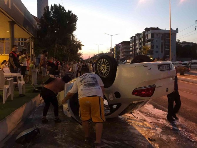 Kamyonet Ve Motosiklete Çarpıp, İşyerine Girdi