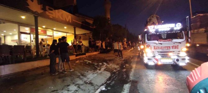 Kamyonet Ve Motosiklete Çarpıp, İşyerine Girdi