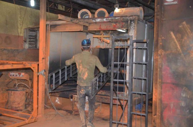 Devlet Okulu Fabrika Gibi Üretim Yapıyor