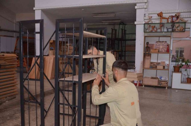 Devlet Okulu Fabrika Gibi Üretim Yapıyor