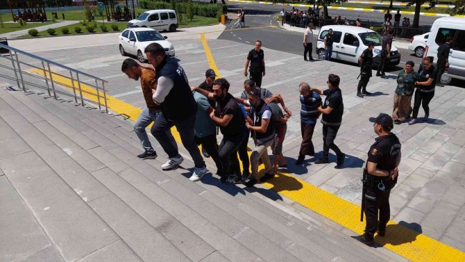 Husumetli İki Ailenin Çatışmasında Bekçi Yaralanmıştı: 14 Kişi Adliyeye Sevk Edildi