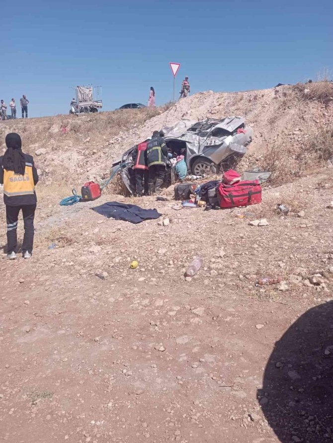 Şanlıurfa’da Otomobil Şarampole Devrildi: 1 Ölü, 1 Yaralı