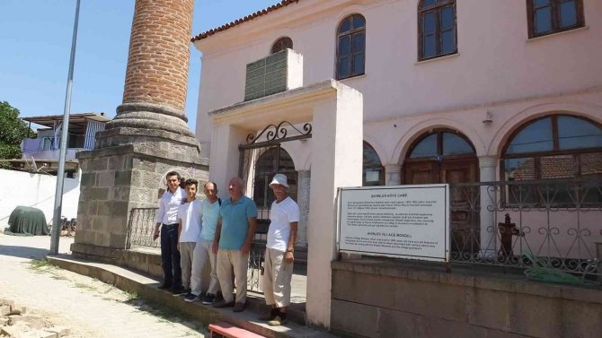 Rum Ustalar Ve Bulgar İşçilerin Yaptığı Tarihi Cami Süslemeleriyle Dikkatleri Çekiyor
