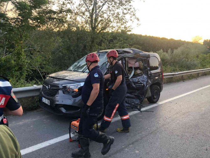 Tır İle Hafifi Ticari Araç Çarpıştı: 2 Yaralı