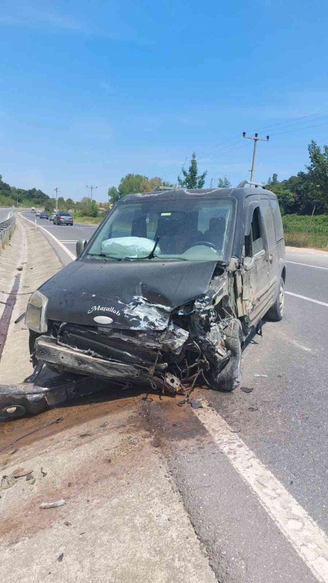 Kontrolden Çıkan Hafif Ticari Araç Bariyerlere Çarptı: 1 Yaralı
