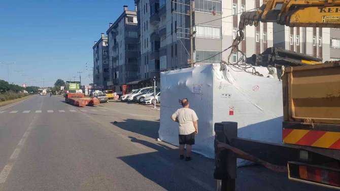 Tırın Taşıdığı 40 Tonluk Pres Makinesi Yola Devrildi