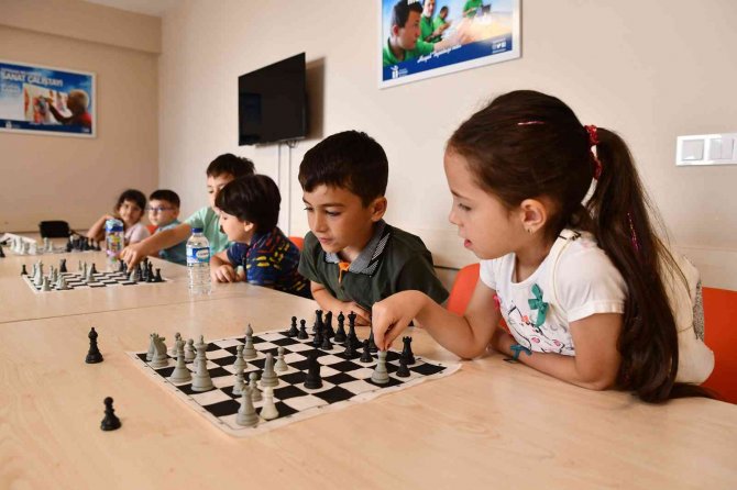 Satranç İle Miniklerin Zihinleri Gelişiyor