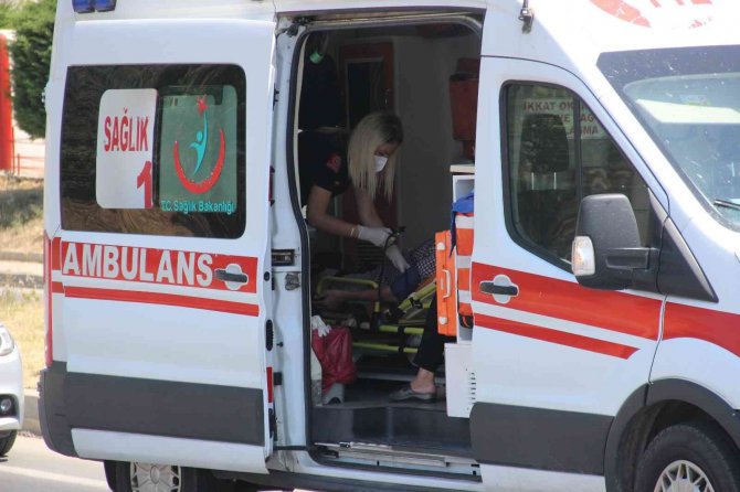 İ̇ki Aracın Çarpıştığı Kaza Kamerada: 1 Yaralı